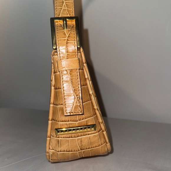 Puntotres Elegant Tan Crocodile Embossed Genuine Leather Shoulder Bag - Picture 5 of 13